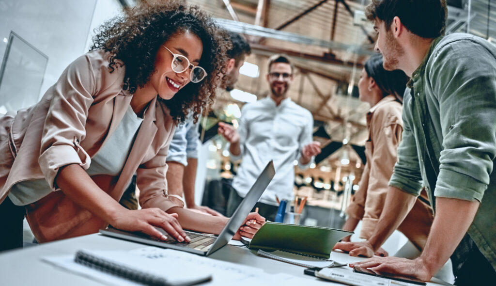 Young business people in office SOC groupe de travail en entreprise